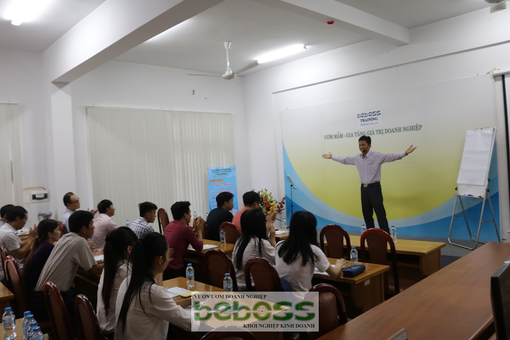 Anh Nguyễn Ngọc Tuấn trực tiếp đứng lớp để chia sẻ kinh nghiệm khởi nghiệp với người trẻ. - BeBoss Training