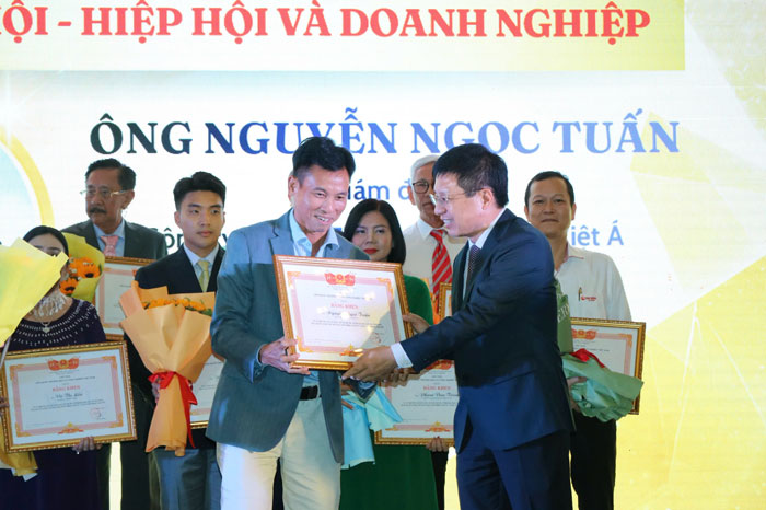 Tặng Bằng khen của VCCI cho công ty Luật Việt Á ở Đồng Nai, đã có thành tích xuất sắc trong sản xuất, kinh doanh, chấp hành pháp luật, có những hoạt động vì cộng đồng.