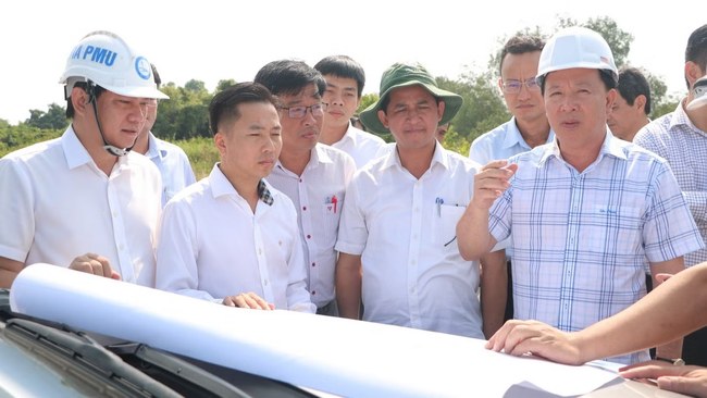 Chủ tịch Ủy ban nhân dân tỉnh Đồng Nai Nguyễn Văn Út (ngoài cùng bên phải) kiểm tra tiến độ Dự án Hương lộ 2, sáng 2/4. Chủ tịch Ủy ban nhân dân tỉnh Đồng Nai Nguyễn Văn Út (ngoài cùng bên phải) kiểm tra tiến độ Dự án Hương lộ 2, sáng 2/4.
