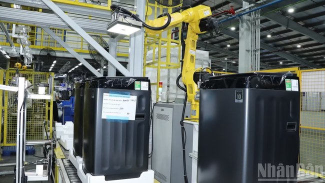 Robot được sử dụng để thay thế con người thực hiện một quy trình sản xuất máy giặt tại một nhà máy trong Khu công nghiệp Biên Hòa 2. Robot được sử dụng để thay thế con người thực hiện một quy trình sản xuất máy giặt tại một nhà máy trong Khu công nghiệp Biên Hòa 2.