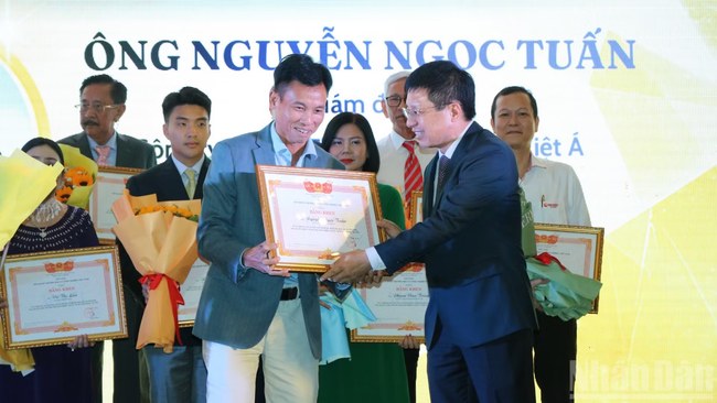 Doanh nhân Nguyễn Ngọc Tuấn được Liên đoàn Thương mại và Công nghiệp Việt Nam (VCCI) tặng Bằng khen. Doanh nhân Nguyễn Ngọc Tuấn được Liên đoàn Thương mại và Công nghiệp Việt Nam (VCCI) tặng Bằng khen.