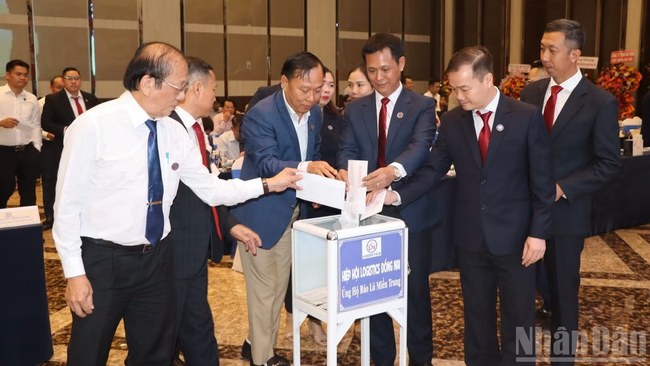 Ông Nguyễn Duy Hưng (thứ ba từ phải qua) cùng các doanh nghiệp ủng hộ đồng bào bị thiệt hại do thiên tai gây ra tại Đại hội Hội Logistics Đồng Nai. Ông Nguyễn Duy Hưng (thứ ba từ phải qua) cùng các doanh nghiệp ủng hộ đồng bào bị thiệt hại do thiên tai gây ra tại Đại hội Hội Logistics Đồng Nai.